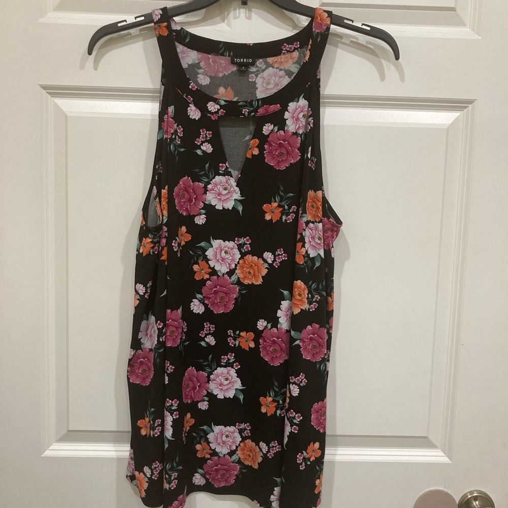 Torrid 4 4X black peach pink floral key hole sleeveless top